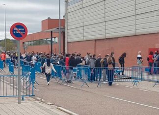 colas-en-campos-goticos-para-la-vacunacion-en-palencia-contra-el-covid