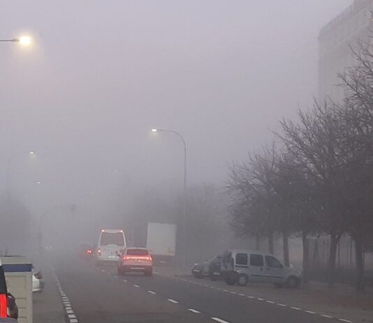 Niebla está mañana en la capital, en la avenida de Asturias.