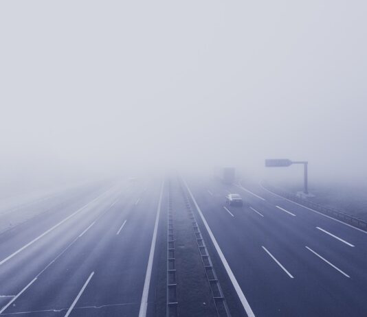 Niebla coche DGT carretera