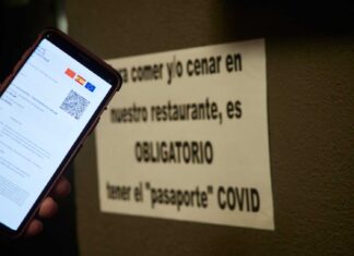 Una persona muestra su certificado de vacunación contra el Covid-19, a 27 de noviembre de 2021, en Pamplona). Eduardo Sanz Europa Press