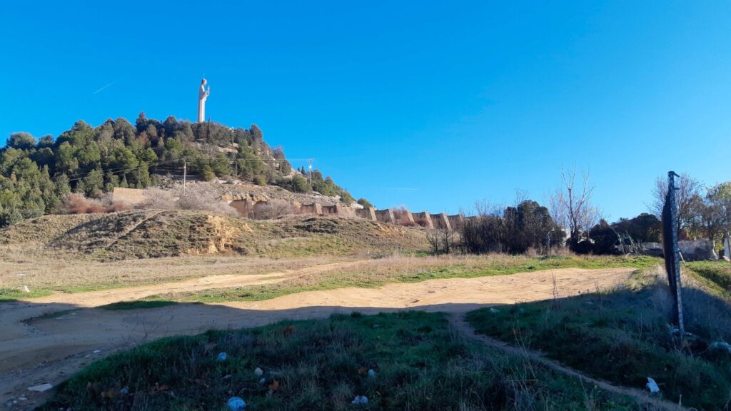 El Cristo del Otero desde los entornos de la calle Venezuela.