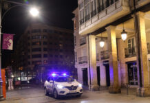 Un coche de la Policía Local de Palencia por la calle Mayor. / Brágimo (ICAL)