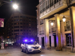 Un coche de la Policía Local de Palencia por la calle Mayor. / Brágimo (ICAL)