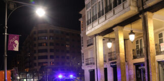 Un coche de la Policía Local de Palencia por la calle Mayor. / Brágimo (ICAL)