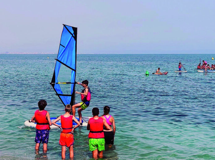 Imagen de una de las actividades del campamento marítimo de la Diputación en ediciones anteriores.