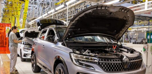 Fabricación del nuevo Renault Austral en la planta de Villamuriel de Cerrato, Palencia. Julio 202