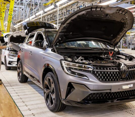 Fabricación del nuevo Renault Austral en la planta de Villamuriel de Cerrato, Palencia. Julio 202