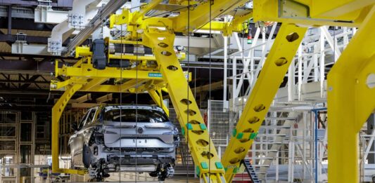 Fabricación del nuevo Renault Austral en la planta de Villamuriel de Cerrato, Palencia. Julio 202