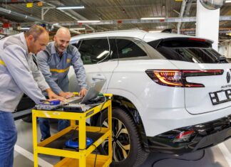 Fabricación del nuevo Renault Austral en la planta de Villamuriel de Cerrato, Palencia. Julio 202