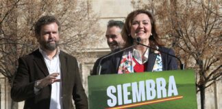 Sonia Lalanda en un acto de campaña junto con Iván Espinosa de los Monteros y David Hierro en la plaza de San Pablo de Palencia - Manuel Brágimo, ICAL