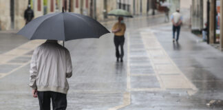 Gente cubriéndose de la lluvia con paraguas