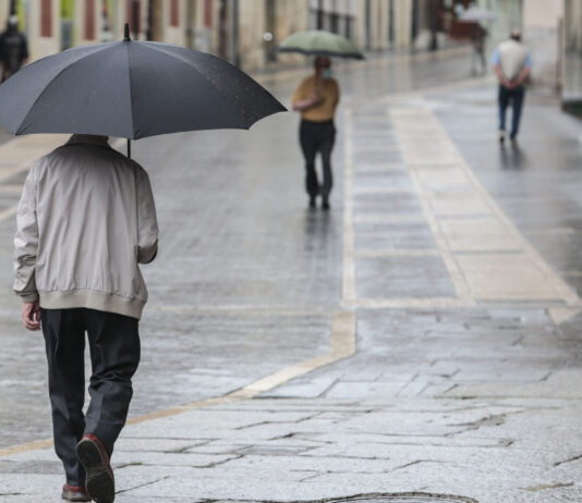 Gente cubriéndose de la lluvia con paraguas