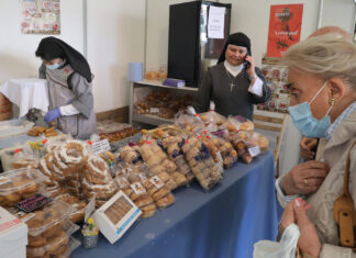 Muestra gastronómica Naturpal Una caseta de dulces de las monjas de Paredes de Nava(Palencia). / Brágimo (ICAL)