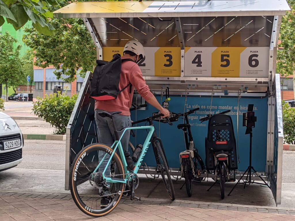 Adif-instalará-en-estación- Palencia-aparcamiento-seguro-para-bicicletas