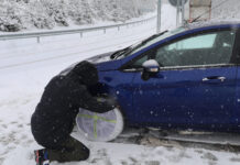 Cadenas-y-prohibidos-camiones-autobuses-por-la-nieve-en-la-A-67-entre-Aguilar-y-Cantabria