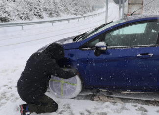 Cadenas-y-prohibidos-camiones-autobuses-por-la-nieve-en-la-A-67-entre-Aguilar-y-Cantabria