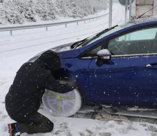 Cadenas-y-prohibidos-camiones-autobuses-por-la-nieve-en-la-A-67-entre-Aguilar-y-Cantabria