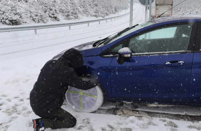 Cadenas-y-prohibidos-camiones-autobuses-por-la-nieve-en-la-A-67-entre-Aguilar-y-Cantabria