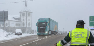 La-nieve-obliga-a-embolsar-camiones-A-6-Portela-Valcarce-y-Valgoma-León