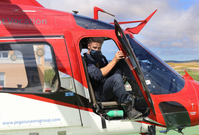 Base de helicopteros contra incendios de Villaeles (Palencia) El piloto del helicóptero, Pablo Martinez