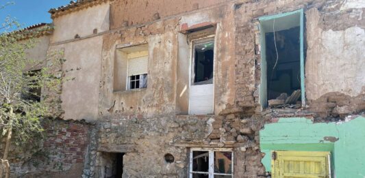 Imagen de una vivienda en ruinas en un pueblo de El Cerrato.