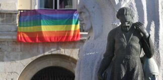 Bandera-del-orgullo-en-el-ayuntamiento-de-Palencia.-Brágimo-ICAL