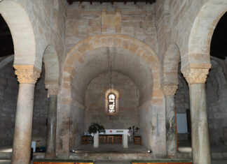 Interior de la basílica de San Juan de Baños. / Brágimo (ICAL)