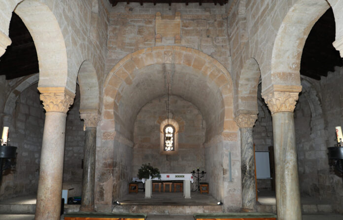 Interior de la basílica de San Juan de Baños. / Brágimo (ICAL)