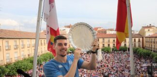 El capitán, Chumi Ortega, muestra el trofeo que acredita al Zunder Palencia como campeón de la Final Four 2023.