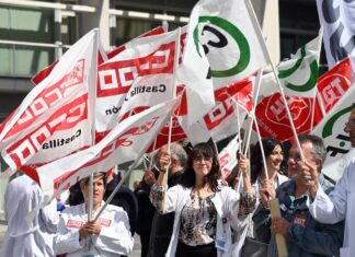 Ricardo Ordóñez / ICAL . Concentración de los trabajadores de sanidad frente al Hospital Universitario de Burgos