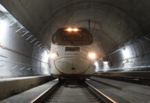 Un tren Alvia S-130 realiza las pruebas de fiabilidad de Adif en la Variante de Pajares en el recorrido entre León y Pola de Lena (Asturias).