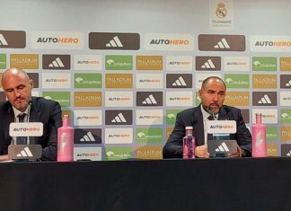 Chus Mateo (d), entrenador del Real Madrid Baloncesto, en la rueda de prensa posterior al partido contra el Zunder Palencia