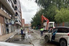 obras red de calor coche en hormigon