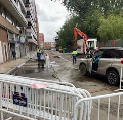 obras red de calor coche en hormigon