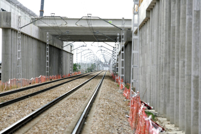 Obras en la pérgola de Torneros (León) de la Línea de Alta Velocidad Valladolid-Venta de Baños-Palencia-León. Torneros (León) 17-5-11. Carlos S. Campillo / ICAL