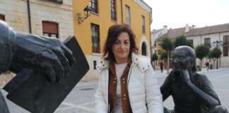 Anabel Fuente, trabajadora social de la Asociación Pavía, En la imagen, junto al monumento al Maestro en Palencia