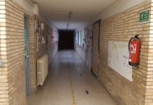 Pasillo interior de un colegio rural en Palencia. / Óscar Herrero