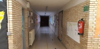 Pasillo interior de un colegio rural en Palencia. / Óscar Herrero