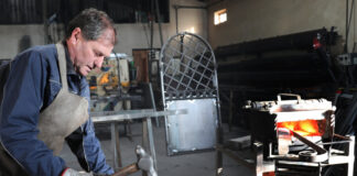 Jose Luis Tarilonte, en su taller de forja en Acera de la Vega