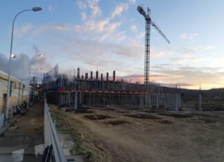 Vista lateral de la primera parte construída del Bloque Técnico de Palencia. / Óscar Herrero