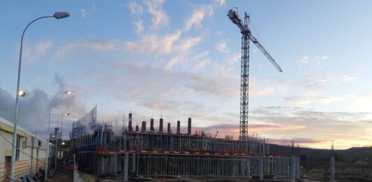 Vista lateral de la primera parte construída del Bloque Técnico de Palencia. / Óscar Herrero