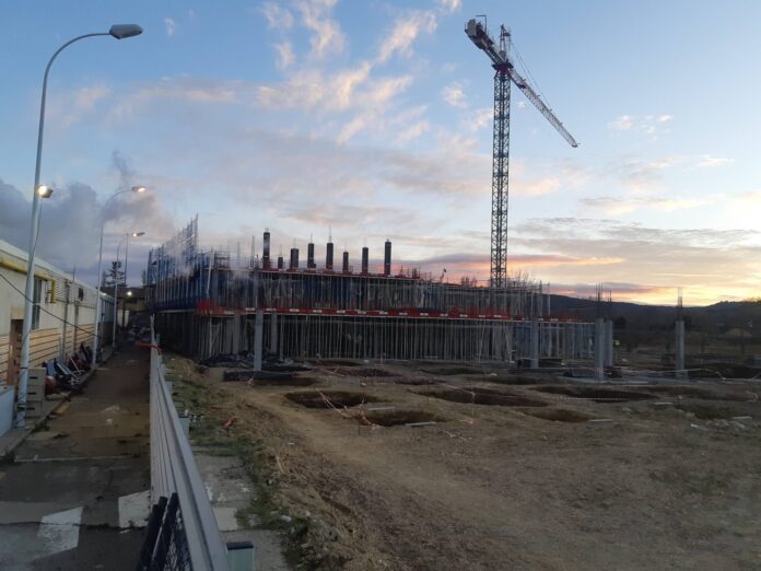 Vista lateral de la primera parte construída del Bloque Técnico de Palencia. / Óscar Herrero