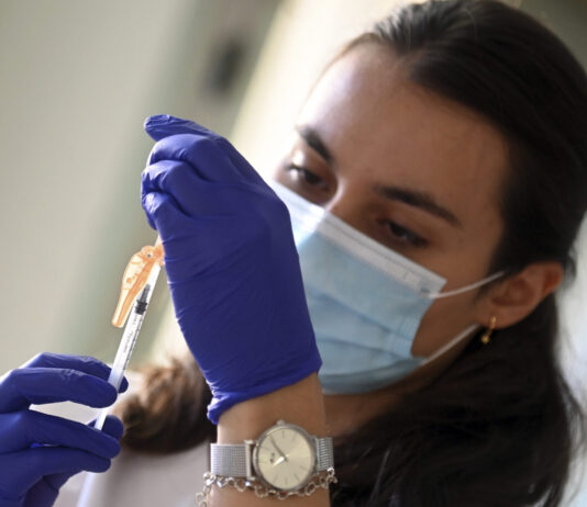 Inicio de la vacunación contra la gripe y la Covid-19 en Burgos. / ICAL