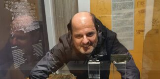 Alexandre Panosso Netto posa con las tesseras hospitalis del Museo de Palencia - N Nobrega