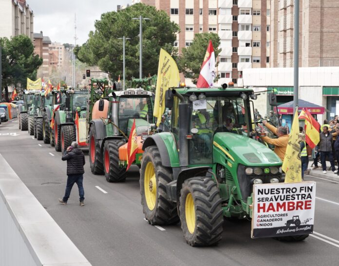 Imagen de archivo de una tractorada por las calles de Valladolid