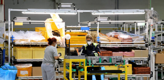 Dos trabajadoras en una factoría de Renault en Castilla y León durante las limitaciones por las medidas sanitarias. / ICAL