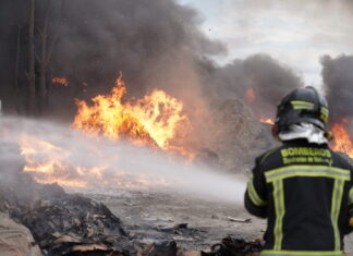 Incendio en una planta de cartones y plásticos en Aldeamayor (Valladolid)