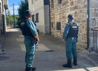 Agentes de la Guardia Civil vigilando.