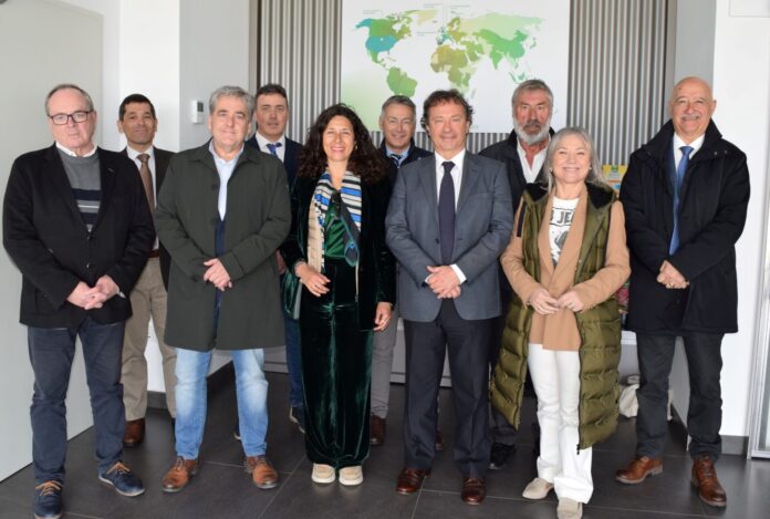 Foto de la visita del consejero de Desarrollo Rural de Cantabria a las instalaciones de Gullón