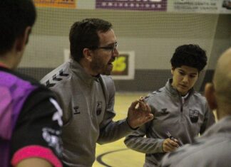 Fernando Hernández hablando con sus jugadores